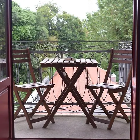 Liiiving In - Vintage Balcony Apartment