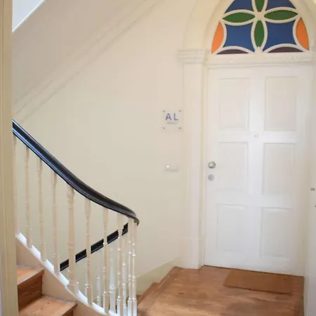 Liiiving In - Vintage Balcony Apartment Porto